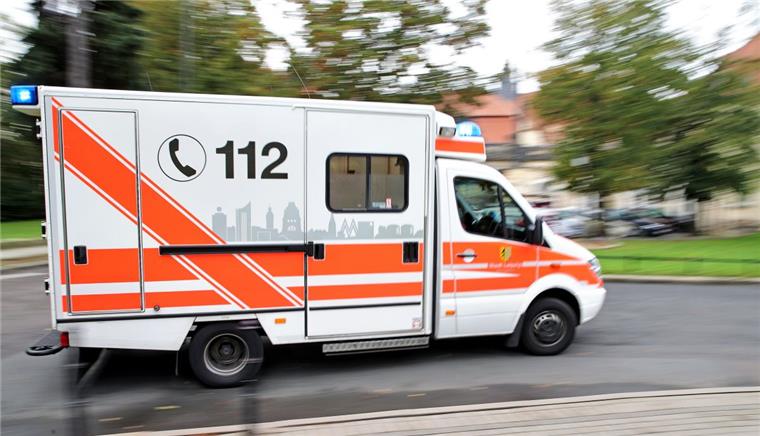 Hilferufe in Bremerhaven-Mitte: Seniorin (83) stürzt in ihrer Wohnung Nachdem die hilflose Seniorin in ihrer Wohnung in Bremerhaven-Mitte entdeckt worden war, wurde sie in ein Krankenhaus gebracht.