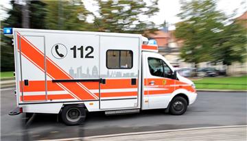 Nachdem die hilflose Seniorin in ihrer Wohnung in Bremerhaven-Mitte entdeckt worden war, wurde sie in ein Krankenhaus gebracht.