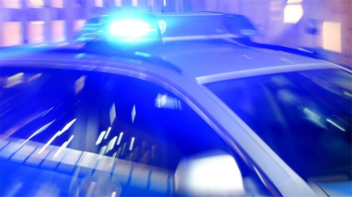 Seniorin in Cuxhaven verletzt: Polizei ermittelt verdächtige Kinder Ein Streifenwagen der Polizei steht mit eingeschaltetem Blaulicht auf der Straße.