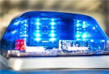 Ein Blaulicht leuchtet auf dem Dach eines Polizeiwagens.