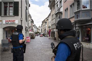Nachdem ein Mann am Montag im schweizerischen Schaffhausen fünf Menschen mit einer Kettensäge angegriffen hatte, fahndet die Polizei nach ihm. 

