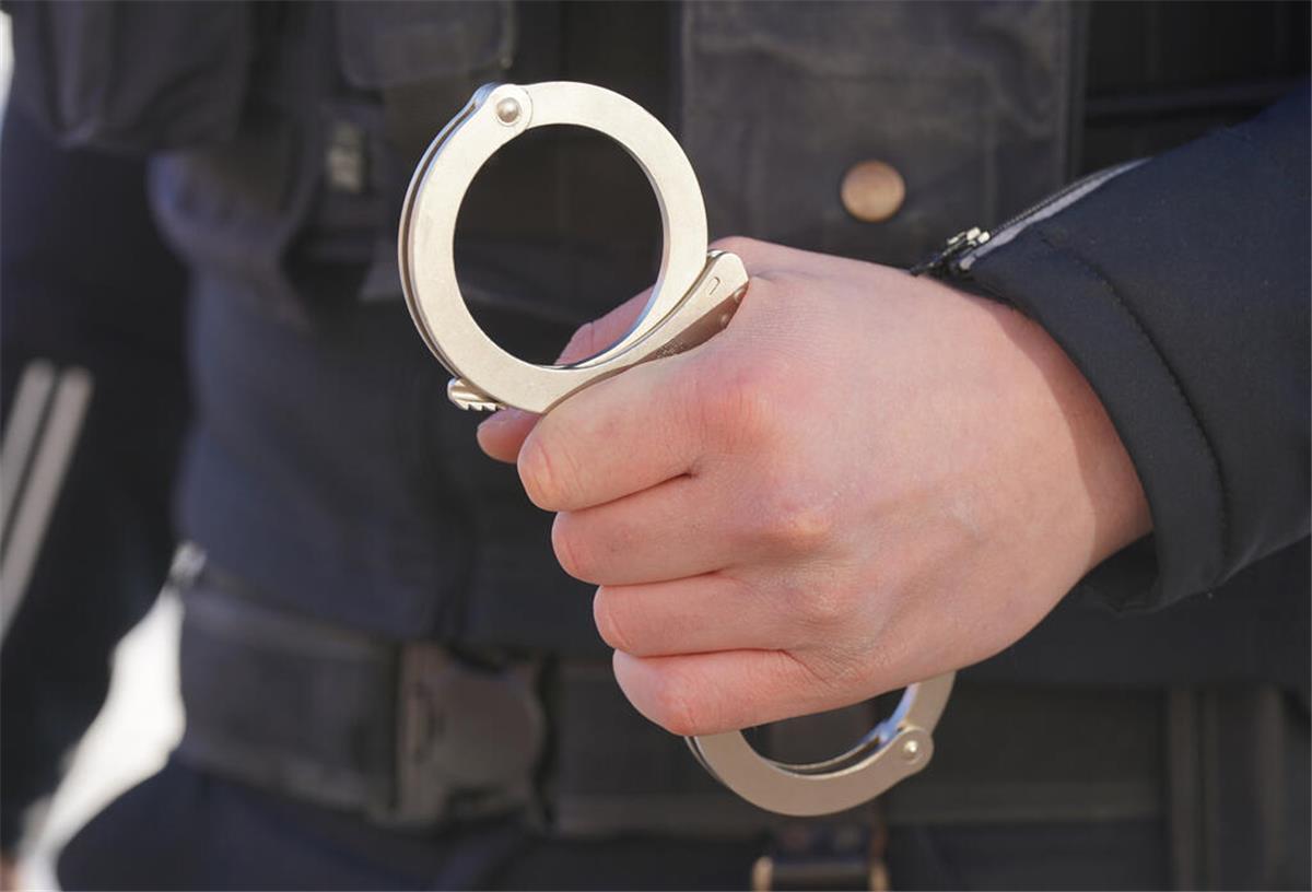 Messerangriff in Cuxhavener Einkaufszone: Passanten greifen mutig ein Nachdem ein Vietnamese am Samstag in Cuxhaven mit einem Messer auf eine Frau losgegangen war, wurde er von der Polizei in Gewahrsam genommen.