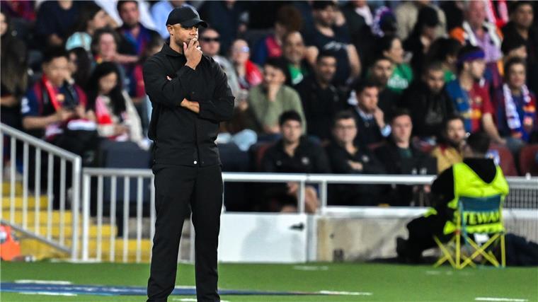 Wüterich Eberl als Bayern-Schutzschild nach Flick-Watschn Nachdenklich am Spielfeldrand bei seiner ersten ganz großen Niederlage als Bayern-Trainer: Vincent Kompany.