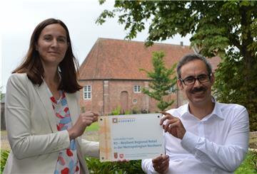 „Nachhaltig, fair und regional“ für starke Wirtschafts- und Versorgungsstrukturen in der Metropolregion Nordwest: Anna Meincke (Metropolregion Nordwest) übergibt den Förderbescheids für das Projekt R3 - Resilient Regional Retail in der Metropolregion Nordwest“ an Prof. Benjamin Wagner vom Berg von der Hochschule Bremerhaven.