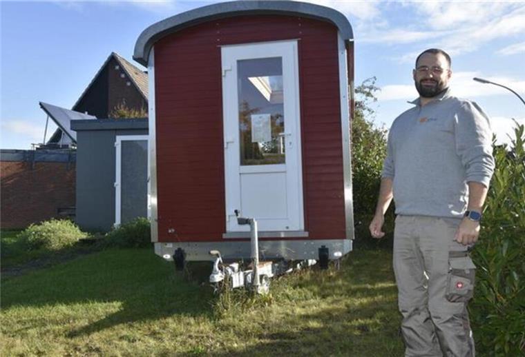 Johann Stoelken hat ein neues Geschäftsfeld entdeckt: Tiny-House als Wagen. Diese mobilen Holzhäuser sind ökologisch und bieten erstaunlichen Komfort – ideal für Garten, Camping oder Ferienpark.