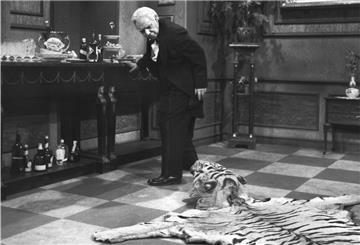 Nachlass im Winterschlaf: Das Tigerfell, über das Freddie Frinton im Silvestersketch des NDR stolpert, liegt zurzeit in einer Ausstellung in Leipzig und ist nicht öffentlich zu sehen. 