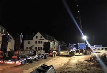 Nachts wurden die Brückenteile angeliefert.