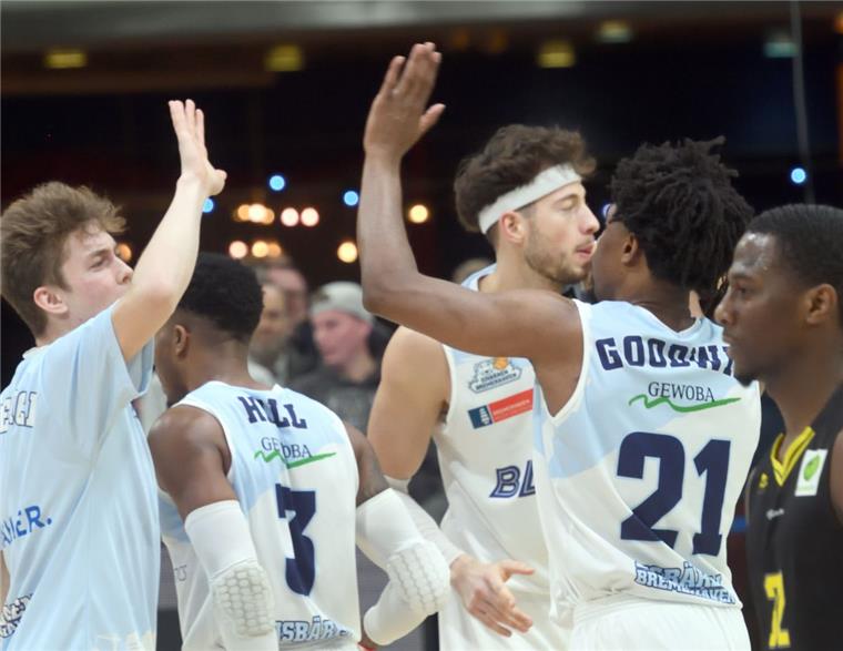 Starke Hinrunde der Eisbären Bremerhaven macht Appetit auf mehr Nachwuchstalent Vincent Friederici (links) und Rohndell Goodwin klatschen sich ab. Die Zweitliga-Hinrunde war für die Eisbären ein Erfolg.