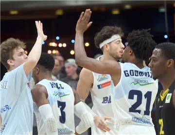 Nachwuchstalent Vincent Friederici (links) und Rohndell Goodwin klatschen sich ab. Die Zweitliga-Hinrunde war für die Eisbären ein Erfolg.
