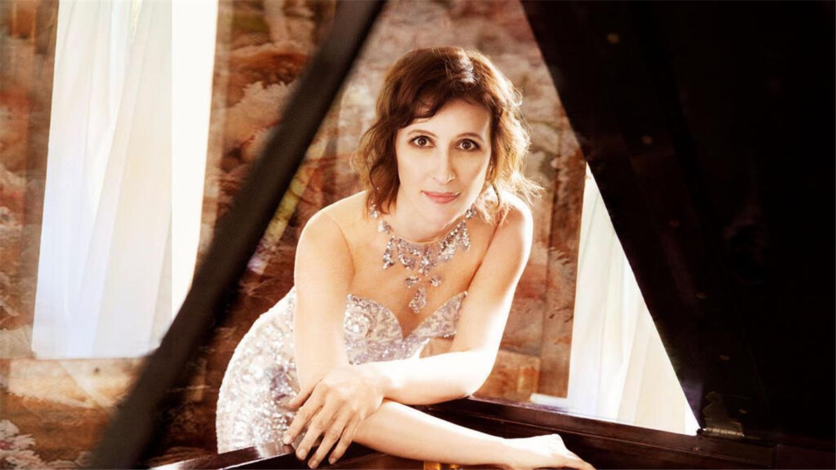 Weltklassik in Zeven: Nadejda Vlaeva verzaubert am Klavier Nadejda Vlaeva steht an einem Flügel