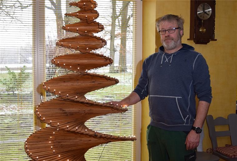 Bastler hat neue Ideen für altes Holz und Metall Nadelt nicht, lässt sich nach Gebrauch platzsparend zusammenklappen und ist zum nächsten Fest wiederverwendbar: Reiner Schütz hat seinen Christbaum diesmal selbst gebaut - aus Kiefernholzbohlen.