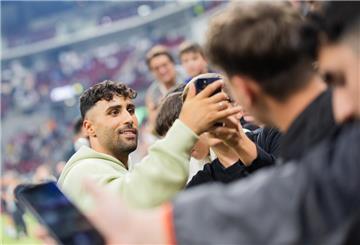 ARCHIV - 07.10.2024, Nordrhein-Westfalen, Düsseldorf: Fußball: Baller League, Final Four, PSD Bank Dome: Nader Jindaoui (l), Influencer und Teamchef vom FC Nitro, macht Selfies mit Fans. In Berlin hat der frühere Hertha-Spieler bei einem Waffelgeschäft einen Polizeieinsatz ausgelöst. (zu dpa: «Massenansturm auf Waffelladen wegen Influencer - Verletzte») Foto: Rolf Vennenbernd/dpa +++ dpa-Bildfunk +++