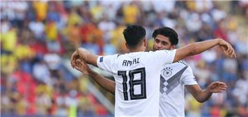Nadiem Amiri (links) jubelt mit Mahmoud Dahoud nach seinem Tor gegen Rumänien. 