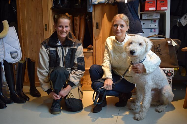 Nadine Bruns (links), Amelie Bensch und Lale freuen sich, wenn die Bewohner des Tierheimes Bremerhaven viele nette Paten bekommen.
