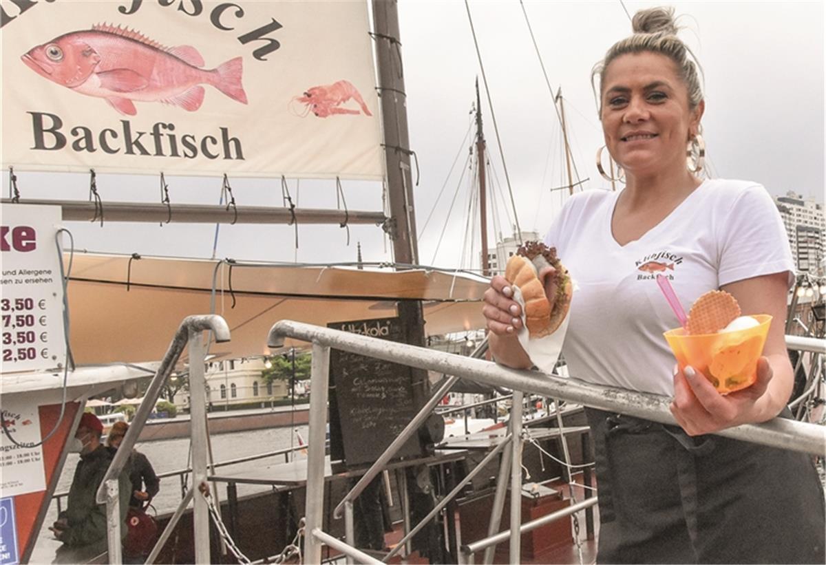 Frisch gebackener Fisch und Waffeln bei Klibfisch Nadja Klibisch liebt die Leckereien, die es auf dem Klibfisch- und dem Zuckerkutter gibt.