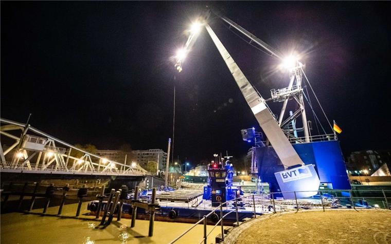 Nächtliche Bergung auf der Geeste in Bremerhaven. Drei zusammenhängende Dalben neben der Alten Geestebrücke waren am Grund gebrochen und drohten zu kippen. Sie mussten per Schwimmkran geborgen werden.