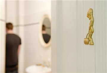 Ein Mann geht auf die Toilette. Nächtlicher Harndrang raubt Millionen Menschen den Schlaf – oft stecken Herz, Hormone oder Stress dahinter.