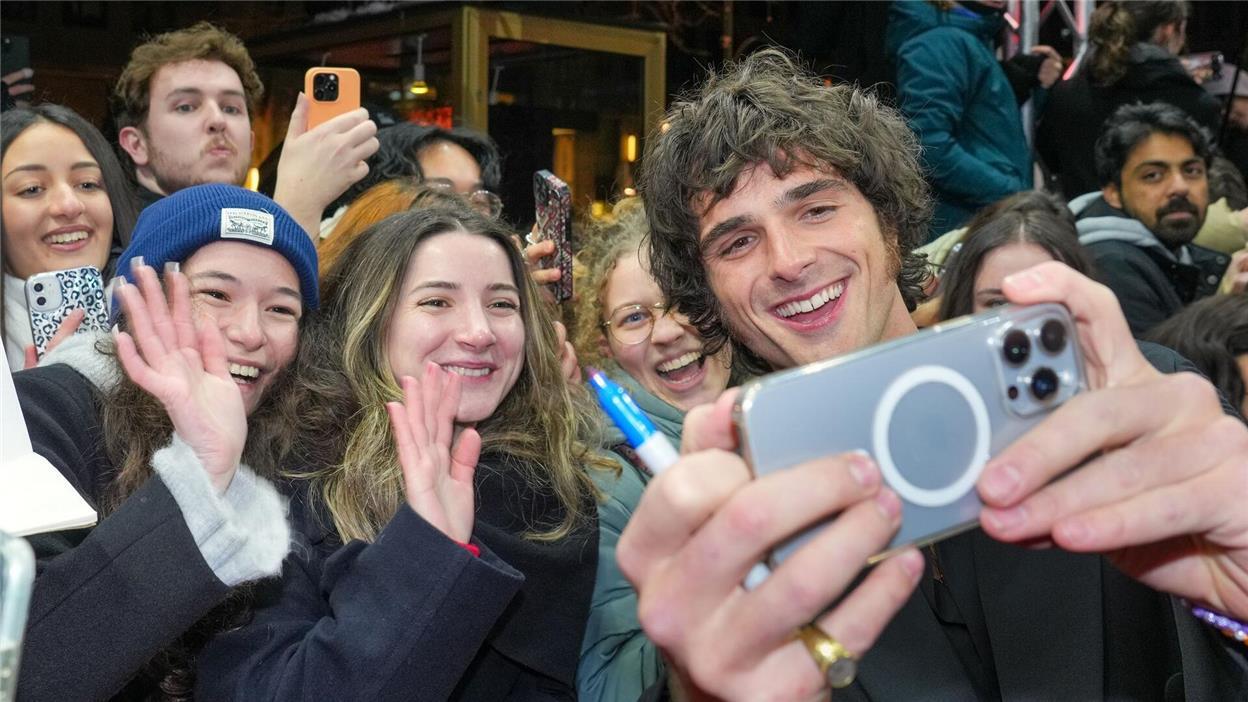 Nahbar, lieb, süüüüß: Schauspieler Jacob Elordi macht auch mal Selfies mit Fans. (Archivbild)