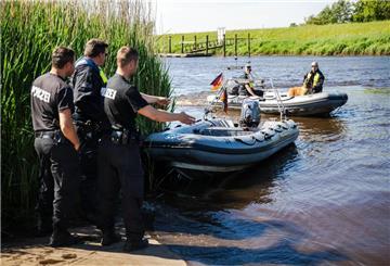 Einsatzkräfte der Polizei fahren bei der Suche nach dem vermissten Arian mit Spürhunden auf Schlauchbooten über die Oste.