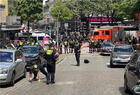 Nahe der Reeperbahn in Hamburg-St. Pauli hat die Polizei einen mit einer Spitzhacke und einem Molotowcocktail bewaffneten Mann angeschossen.