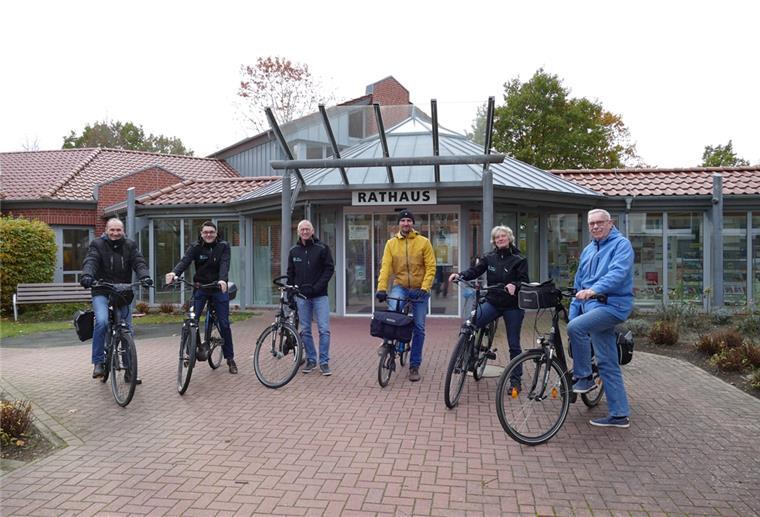 Mobilität: Loxstedt setzt auf‘s Fahrrad Nahmen die Gemeinde bei einer Rundreise genau unter die Lupe: Amtsleiter Jörg Grosse (von links), Amtsleiter Sven Sonström, Bürgermeister Detlef Wellbrock, Projektleiter Philipp Böhme (team red Deutschland GmbH), Klimaschutzmanagerin Gemeinde Loxstedt Anne Böttjer und der Stoteler Ortsvorsteher Fritz Grieger.