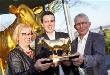 Nahmen die „Goldene Olga“ am Freitag in Bad Zwischenahn entgegen (von links): Marlis, Janko und Hans-Gerd Schilling.