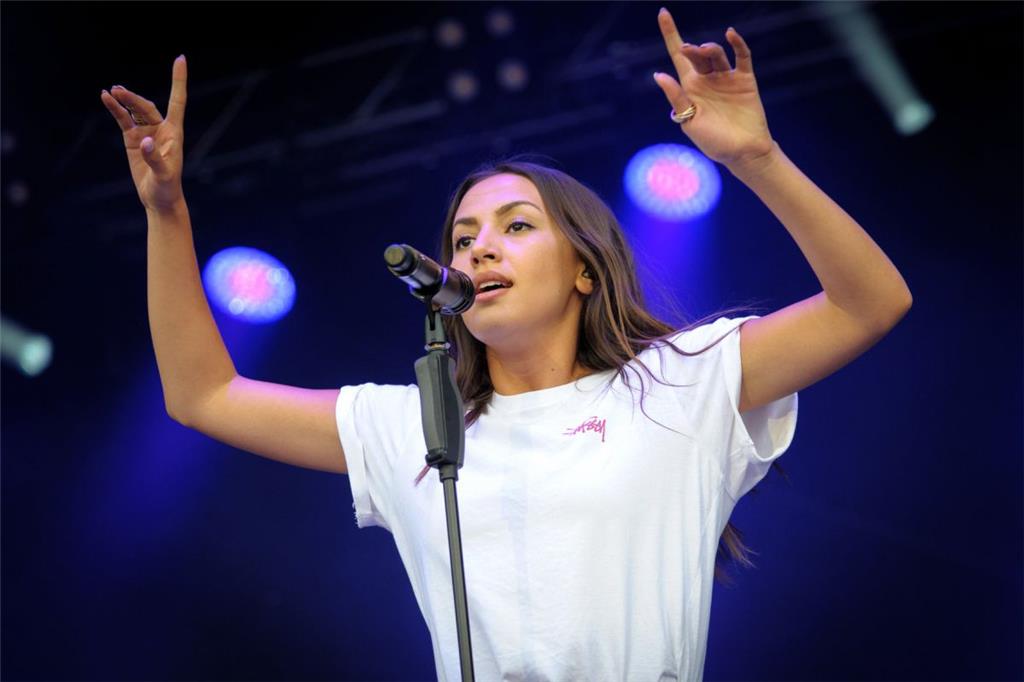 Namika beim Open-Air-Konzert in Bremerhaven. Foto: Masorat