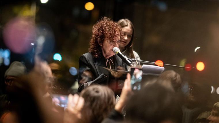 Nan Goldin eröffnet Ausstellung mit Rede über Gaza-Krieg Nan Goldin beginnt ihre Rede mit einer mehrminütigen Schweigepause.