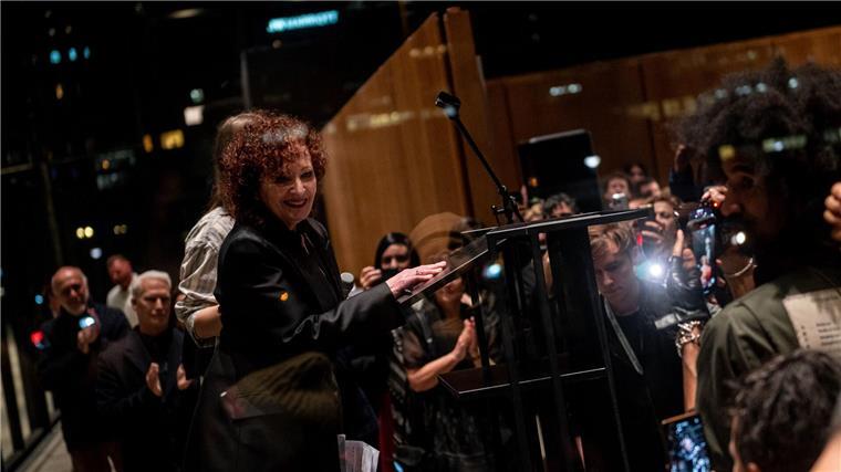 Nan Goldin eröffnet Ausstellung mit Rede über Gaza-Krieg Nan Goldin spricht auf der Ausstellungseröffnung „Nan Goldin. This Will Not End Well“.