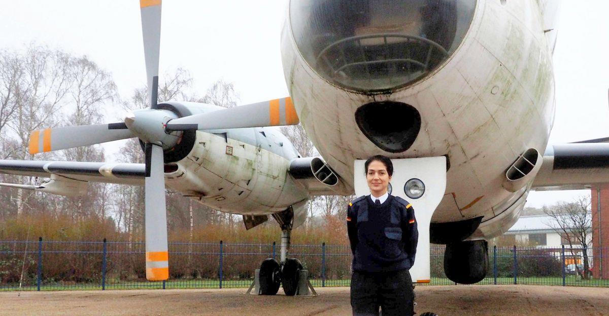 Nariman Hammouti-Reinke vor der Breguet Atlantic, die am Eingangg zum Marinestützpunkt Nordholz steht.