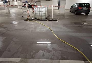 Nasse Tiefgarage Havenwelten. Das Wasser kommt von oben. Die Kanister und Schläuche sind das Provisorium.