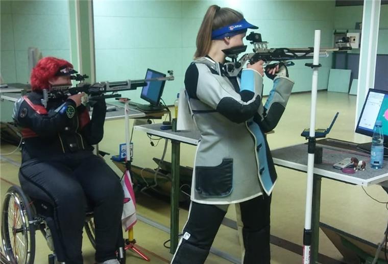 Natalie Holst (rechts) beim Liga-Wettkampf 2019 in Etzhorn. Ihre Gegnerin ist Elke Seeliger, Bundeskaderschützin der Behindertensportler, Teilnehmerin an den Paralympics 2016 in Rio sowie Vizeweltmeisterin 2019 und Europameisterin 2018. Holst hat den Wettkampf denkbar knapp verloren (388:387).