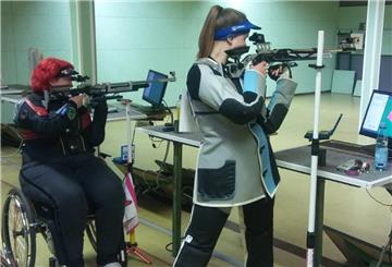 Natalie Holst (rechts) beim Liga-Wettkampf 2019 in Etzhorn. Ihre Gegnerin ist Elke Seeliger, Bundeskaderschützin der Behindertensportler, Teilnehmerin an den Paralympics 2016 in Rio sowie Vizeweltmeisterin 2019 und Europameisterin 2018. Holst hat den Wettkampf denkbar knapp verloren (388:387).