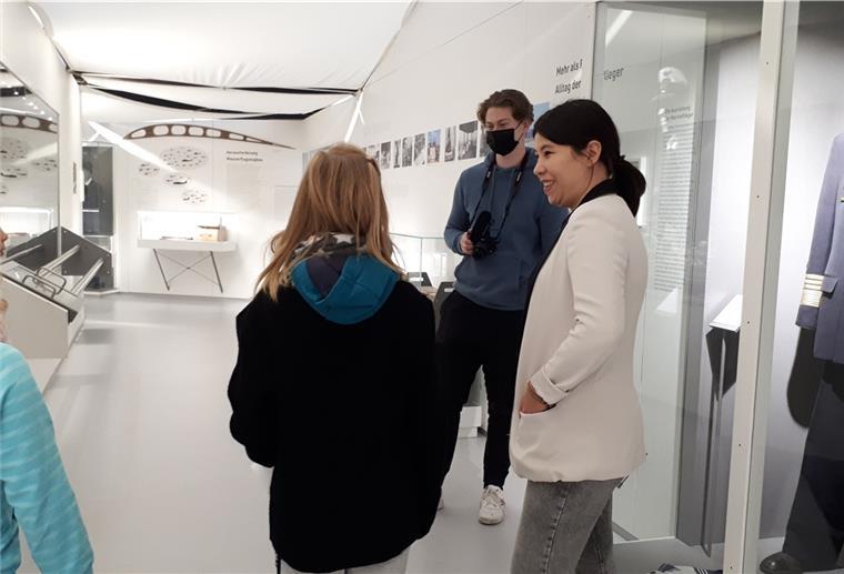 Natalie Kauscher, neue Museumspädagogin im Aeronauticum, arbeitet mit der Museums AG der Grundschule Midlum an einem Video-Projekt.