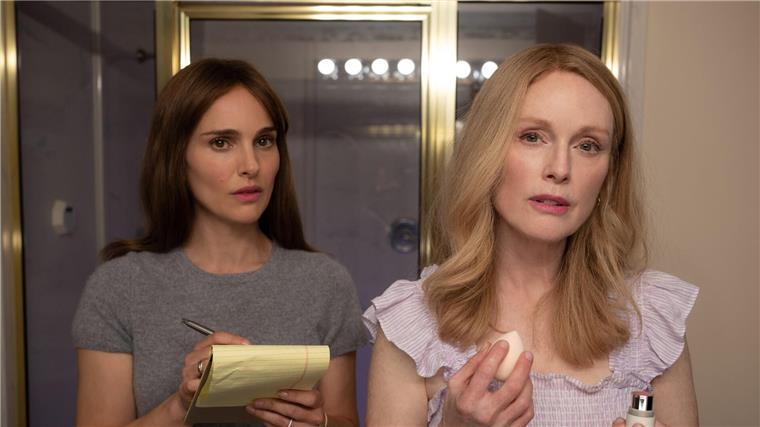 Die Filmstarts der Woche Natalie Portman (l) als Elizabeth Berry und Julianne Moore als Gracie Atherton-Yoo in einer Szene des Films „May December“.
