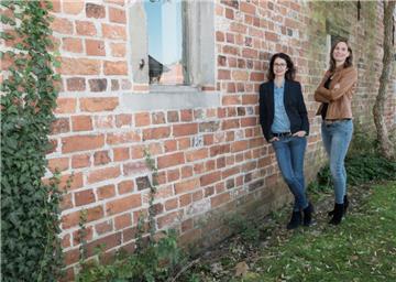 Natascha Manski (links) und Diana Mosler haben einen Wesermarsch-Reiseführer verfasst.