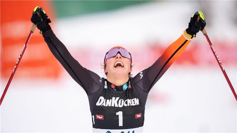 Nathalie Armbruster feiert ihren ersten Weltcupsieg.