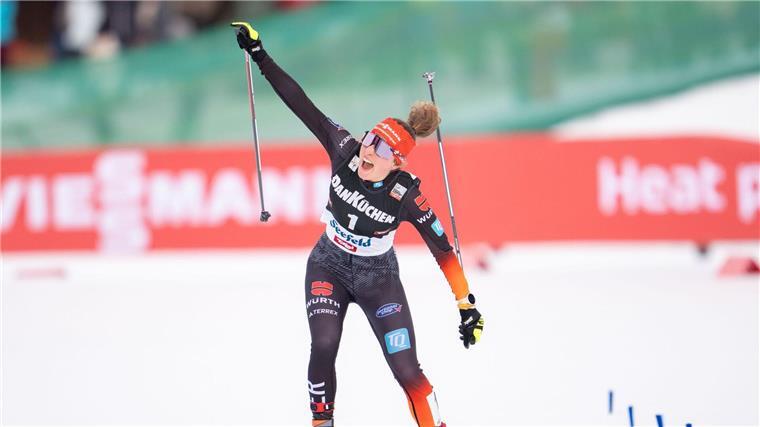 Nathalie Armbruster holt den ersten Sieg einer Deutschen in der Nordischen Kombination.