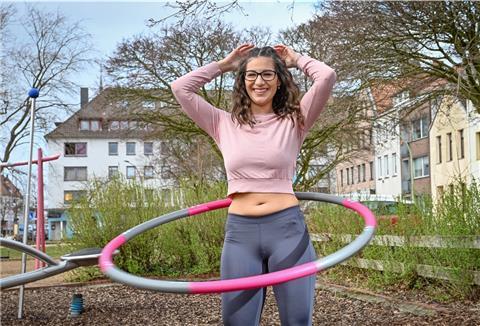 Nathalie Jakob zeigt uns, wie Hulahoop funktioniert.