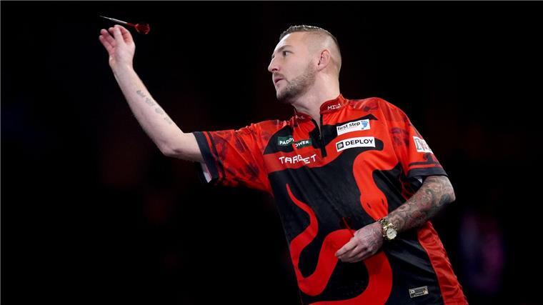 Nathan Aspinall glänzt im Achtelfinale.