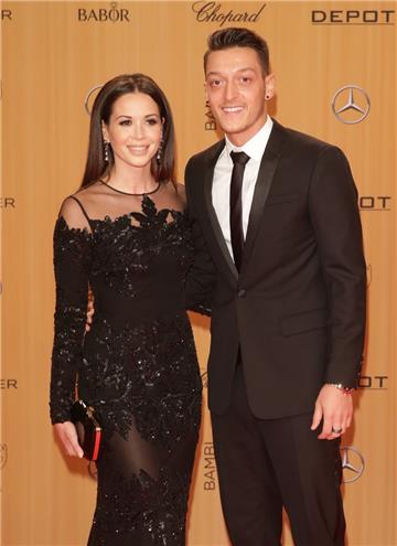 Nationalspieler Mesut Özil und seine Freundin Mandy Capristo - lieben und trennen sich. Immer im Wechsel. Im Moment sind sie zusammen. 