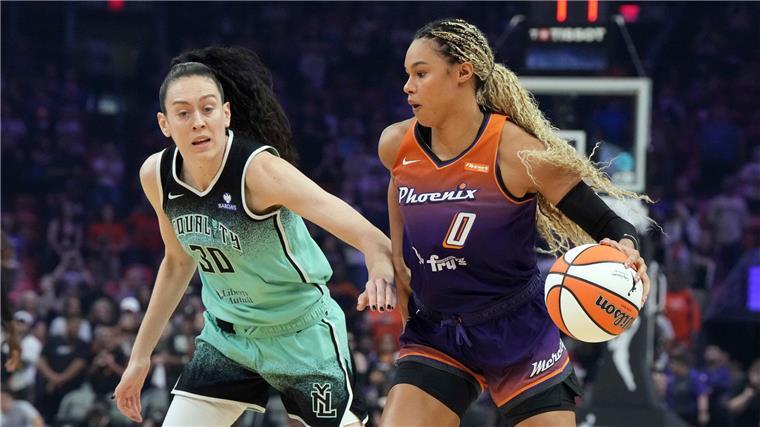 Satou Sabally glänzt: Phoenix schaltet Titelverteidiger aus Nationalspielerin Satou Sabally (r) hatte großen Anteil am Weiterkommen von Phoenix in den WNBA-Playoffs.