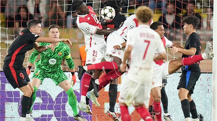 Erste Barça-Pleite unter Flick - Ter Stegen patzt in Monaco Nationaltorhüter Marc-André ter Stegen (2.v.l.) verlor mit dem FC Barcelona bei der AS Monaco.