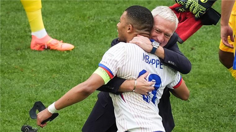 Nationaltrainer Didier Deschamps (r) und Frankreichs Superstar Kylian Mbappé feiern den Sieg gegen Belgien.