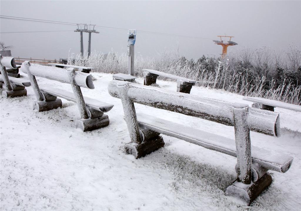 Natürlich ist auch im Erzgebirge der Winter eingezogen: Mit Schnee bedeckt sind die Bänke auf dem Fichtelberg bei Oberwiesenthal (Sachsen).