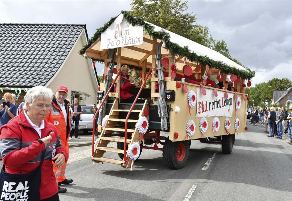 Natürlich war auc hdas DRK mit einem Festwagen dabei. Foto Ulich