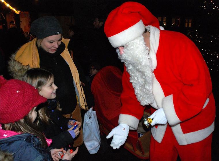 Weihnachtsmarkt in Zeven lädt zum Bummeln ein Natürlich wird auch der Weihnachtsmann beim Zevener Weihnachtsmarkt wieder seine Aufwartung machen.