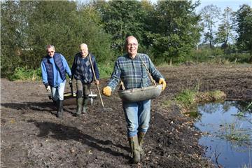 Naturfreunde bei der Arbeit. Hans-Hermann Tiedemann, Wolfgang Pemöller und Bernhard Öhler (von rechts) legen eine Blühwiese an. 