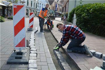 Naturstein raus, Betonstein rein: Die Arbeiten auf der Mattenburger Straße im Ortskern von Bad Bederkesa laufen planmäßig. Straßenbauer Ole Grabow (von rechts), Holger Krause und Julin Ney haben alle Hände voll zu tun.