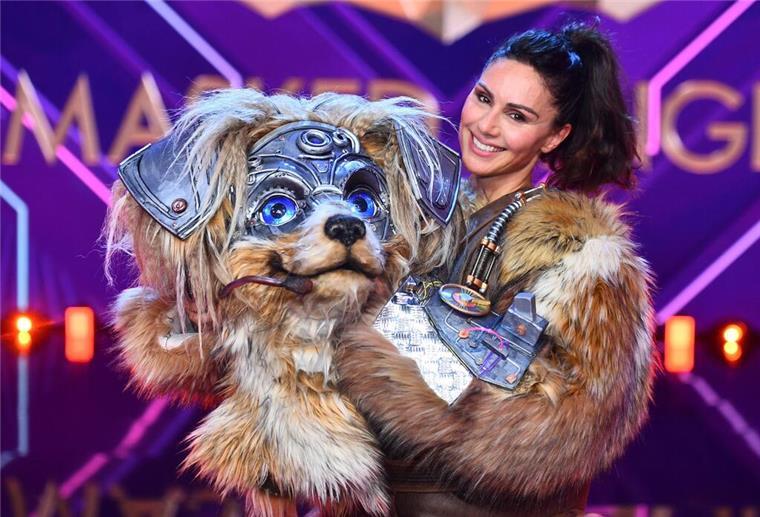 Moderatorin Nazan Eckes überrascht als singender Robo-Hund Nazan Eckes hatte zu wenige Stimmen aus dem Publikum bekommen, daher musste die Vierbeiner-Maskerade runter.